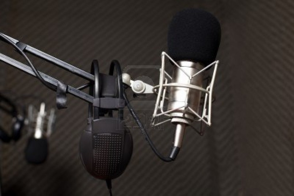 8584852-microfono-de-estudio-en-el-estudio-de-radio